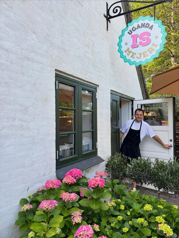 Døren til bondehuset med hortensia